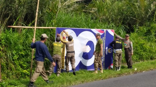 Satpol PP Kabupaten Karangasem menertibkan alat peraga kampanye (APK) yang masih terpasang saat memasuki masa tenang pemilu, Minggu (11/2/2024). (Foto: Dok. Satpol PP Karangasem)