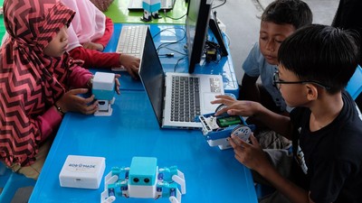 Serunya Anak-anak di Denpasar Belajar Merakit Robot