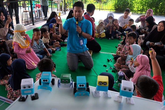 Sejumlah anak mengikuti pelatihan pemrograman robot saat pekan seru bermain sambil belajar coding dan robotic di Denpasar, Bali, Minggu (11/2/2024). Kegiatan yang digelar oleh Robomade tersebut diikuti sekitar 30 orang untuk memperkenalkan kepada anak-anak tentang dasar robotika, komponen dan program sederhana. ANTARA FOTO/Nyoman Hendra Wibowo/nz