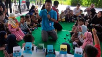 Sejumlah anak mengikuti pelatihan merakit robot saat pekan seru bermain sambil belajar coding dan robotic di Denpasar, Bali, Minggu (11/2/2024).