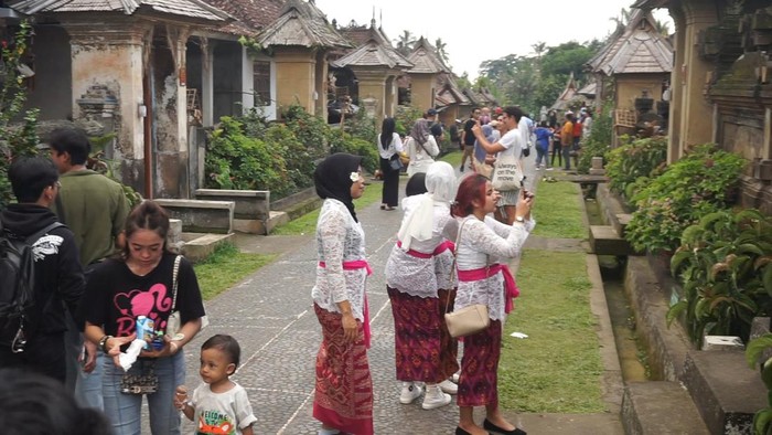 Suasana Desa Penglipuran, Bangli, yang masih ramai dikunjungi wisatawan domestik. (Istimewa)