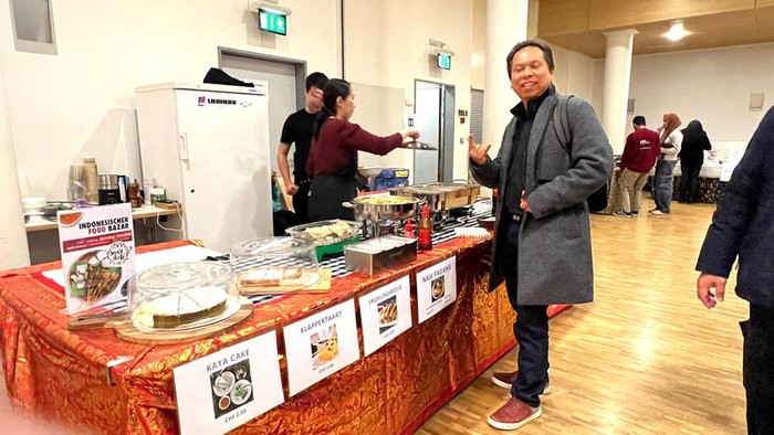 Suasana Pemungutan Suara di TPS 001 Bern Swiss Sejumlah WNI di luar negeri sudah melakukan pencoblosan Pemilu 2024. Seperti yang dilakukan WNI di TPS 001 Bern, Swiss.