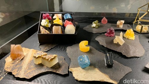 Tampilan produk kohakuto atau dessert kristal di Kohaku Bali, Badung, Minggu (11/2/2024). (Siti Muamalah/detikBali)