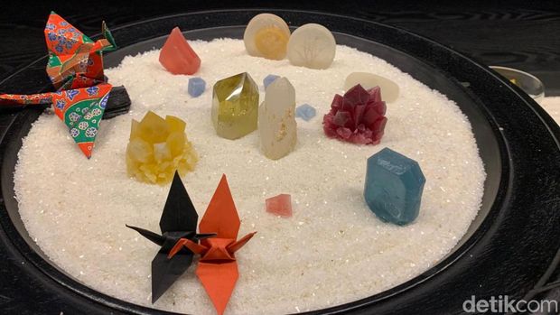 Tampilan produk kohakuto atau dessert kristal di Kohaku Bali, Badung, Minggu (11/2/2024). (Siti Mu'amalah/detikBali)