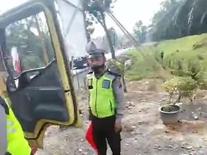 Kala Polantas di Labusel Pecahkan Kaca Truk saat Razia