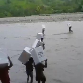 Tangkapan layar video yang menunjukkan sejumlah warga menjinjing kotak suara saat menyeberangi kali viral di media sosial.