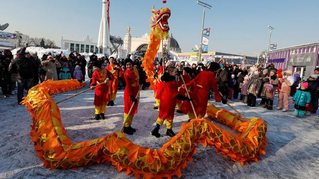 Tarian naga atau lebih dikenal dengan Barongsai meriahkan perayaan Tahun Baru Imlek dalam Pameran pestasi Ekonomi Nasional (VDNKh) di Moskow, Rusia, Sabtu (10/2/2024). (REUTERS/Yulia Morozova)