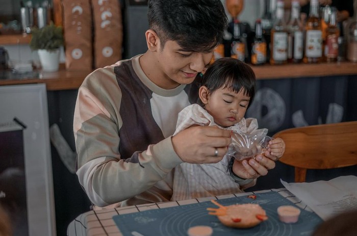 Teuku Ryan Saat Berbagi Paket Nasi hingga Kulineran Bareng Ria Ricis Teuku Ryan Saat Berbagi Paket Nasi hingga Kulineran Bareng Ria Ricis