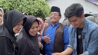 Bersama rekannya, Teuku Ryan membagikan 100 paket makanan untuk para penuntut ilmu. Ia pun tak segan bertukar sapa dengan anak-anak dan ibu-ibu yang ada di sana. Foto: Instagram teukuryantr