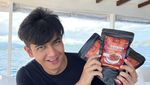 Teuku Ryan Saat Berbagi Paket Nasi hingga Kulineran Bareng Ria Ricis