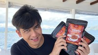 Pria berdarah Aceh ini sedang traveling ke Labuan Bajo, NTT. Ia membawa stok rendang untuk makan enak dan praktis. Foto: Instagram teukuryantr