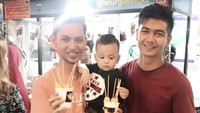 Saat lagi di Medan, Teuku Ryan jajan telur gulung. Ia bahkan berpose di depan booth telur gulung. Foto: Instagram teukuryantr