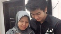 Tahun 2016, Teuku Ryan memberikan kejutan manis untuk ibunya dalam rangka hari ibu. Ia memberikan kue tart cantik. Foto: Instagram teukuryantr