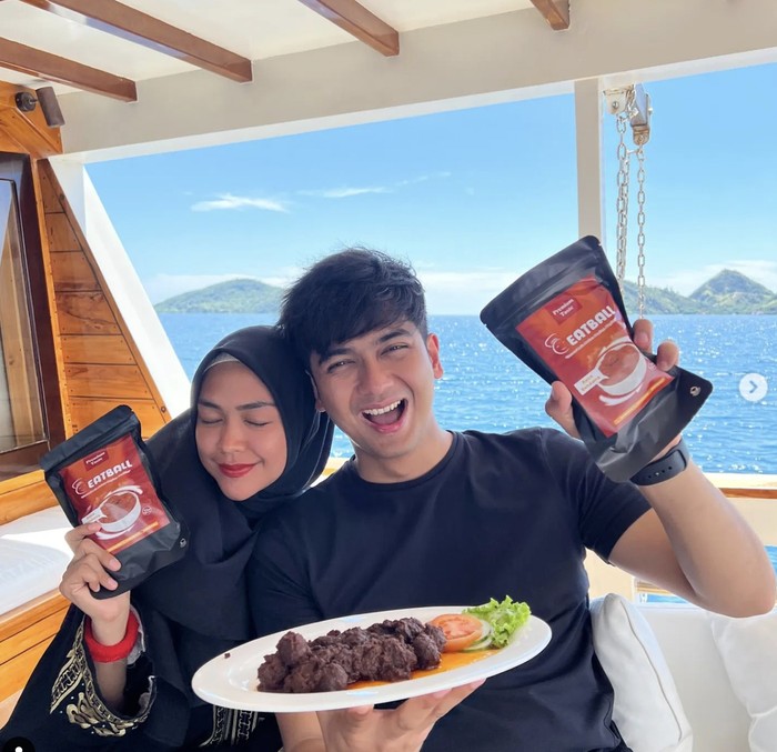Teuku Ryan Saat Berbagi Paket Nasi hingga Kulineran Bareng Ria Ricis