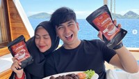 Sebelum dihantam kabar perceraian, Teuku Ryan dan Ria Ricis sering habiskan waktu bersama seperti liburan dan kulineran. Foto: Instagram teukuryantr