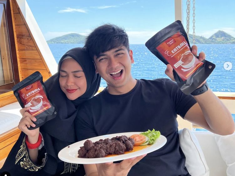 Teuku Ryan Saat Berbagi Paket Nasi hingga Kulineran Bareng Ria Ricis