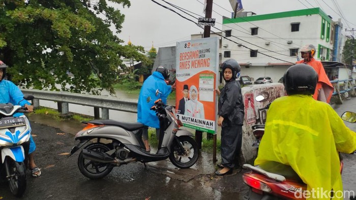 Tim penertiban APK Kecamatan Panakkukang Makassar menurunkan APK di sepanjang Jalan Batua Raya.