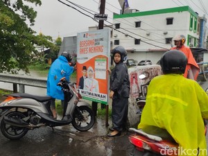 Bawaslu-Satpol PP Makassar Terobos Hujan Tertibkan APK Saat Masa Tenang