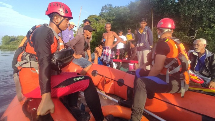 Tim SAR gabungan melakukan proses pencarian satu korban hilang getek terbalik ditumpangi sekeluarga.