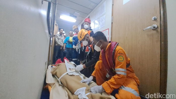 Tim SAR Gabungan saat mengevakuasi ABK yang tewas saat berlayar.