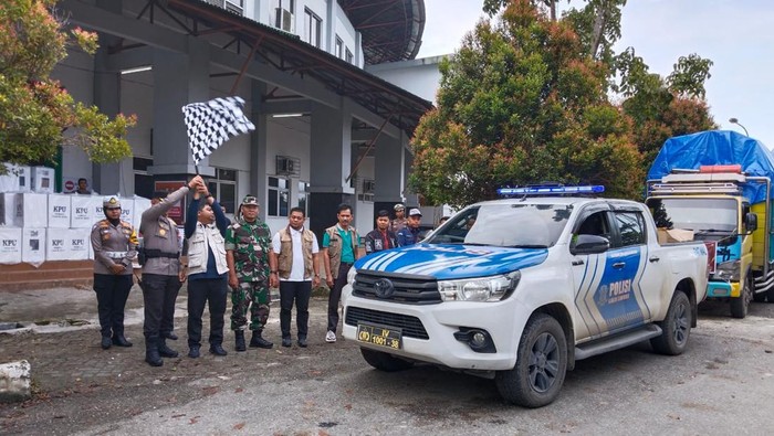 TNI-Polri beserta penyelenggara pemilu melepas logistik kotak suara untuk Kecamatan Kuala Kampar dan Teluk Meranti