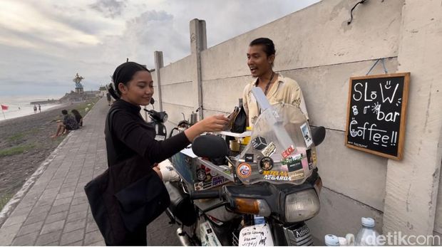 Twentytwo.coffee milik Muhammad Faisal atau biasa disapa Ical di di Pantai Pererenan, Canggu, Badung, Minggu (11/2/2024). (I Nyoman Adhisthaya Sawitra)