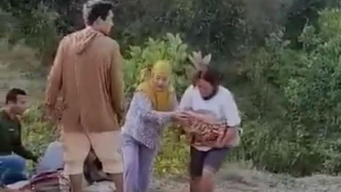 Warga Bombana, Sultra menolong wanita yang melahirkan di Jalan.