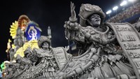Mereka mengenakan kostum-kostum unik saat karnaval. REUTERS/CARLA CARNIEL