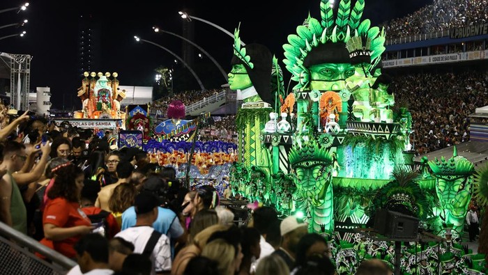 Warna-warni Kemeriahan Parade Karnaval di Brazil Brasil menggelar karnaval dengan semarak. Warna-warni kostum dan kemeriahan festival ini menjadi daya tarik warga.