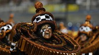 Seorang penari dari sekolah samba Mocidade Alegre tampil saat parade karnaval di Sao Paulo, Brasil. AP Photo/Andre Penner