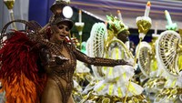 Penari dari sekolah Mocidade Alegre tampil pada malam kedua parade Karnaval di Anhembi Sambadrome di Sao Paulo, Brasil (11/2/2024). REUTERS/CARLA CARNIEL