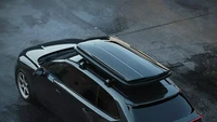 Wuling menghadirkan Starlight Station Wagon dengan velg palang enam yang seperti velg aftermarket. Terdapat pula box yang memanjang di bagian atap. Kemungkinan besar, desain ini adalah desain konsep, di mana pada produksi  massalnya tentu akan dijual dalam kondisi standar tanpa aksesori semacam itu. Foto: Dok. Wuling