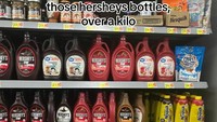 Terakhir Soupi mengunggah bahwa hampir semua botol pemanis seperti Hershey beratnya lebih dari 1kg.  Foto: TikTok @easy2spook