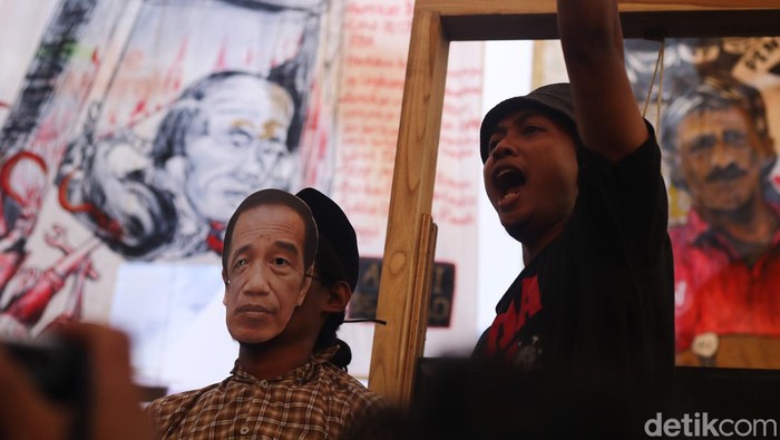 Aksi Gejayan Memanggil Kembali di simpang tiga Gejayan, Jalan Affandi, Depok, Sleman, DIY, Senin (12/2/2024).