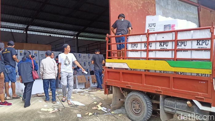 Aktivitas distribusi logistik pemilu 2024 di KPU Tana Toraja.