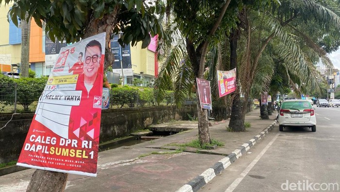 Alat Peraga Kampaye milik caleg masih bertebaran di Kota Palembang.