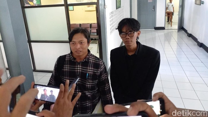 Almas Tsaqibbirru Re A dan kuasa hukumnya, Utomo Kurniawan, saat ditemui di Pengadilan Negeri (PN) Solo, Senin (12/2/2024).