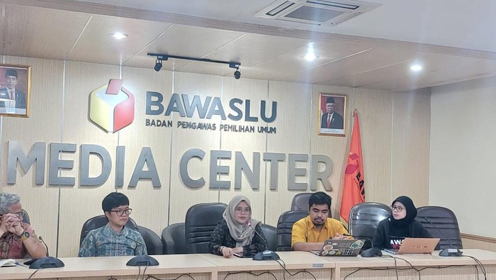 Anggota Bawaslu, Lolly Suhenty (tengah) (Yogi-detikcom)