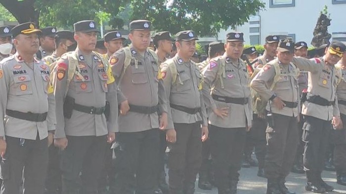 Apel pemberangkatan personel Polisi kawal Pemilu 2024 di Polrestabes Surabaya.