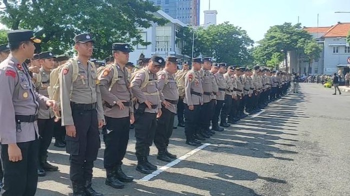 Apel pemberangkatan personel Polisi kawal Pemilu 2024 di Polrestabes Surabaya.
