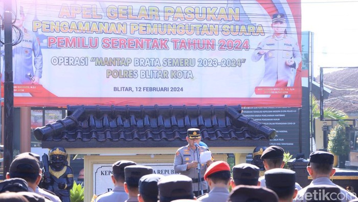 Apel penyiagaan personel pengamanan pemilu di Polres Blitar Kota.