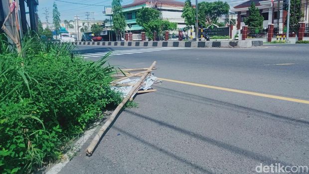 Bekas APK Pemilu di jalan Jogja-Solo terbengkalai.