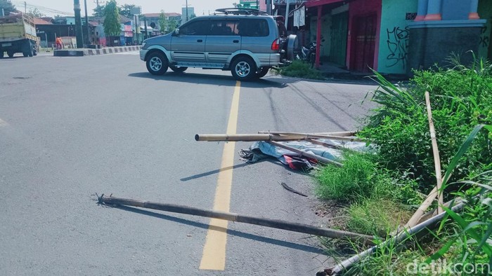 Bekas APK Pemilu di jalan Jogja-Solo terbengkalai.