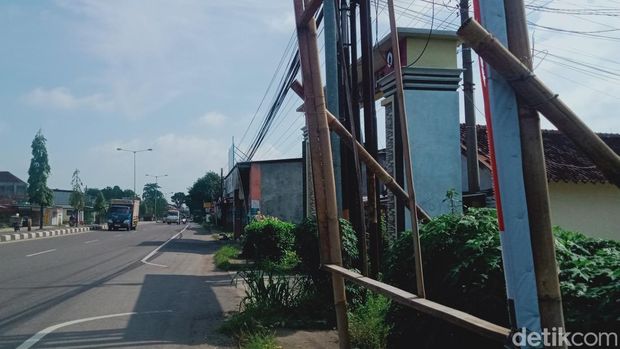 Bekas APK Pemilu di jalan Jogja-Solo terbengkalai.