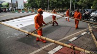 Alat peraga kampanye yang sebelumnya terpampang di pinggir jalan diturunkan petugas PPSU.