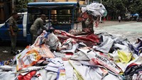 Satpol PP mengangkut alat peraga kampanye ke Kelurahan Sunter Jaya.
