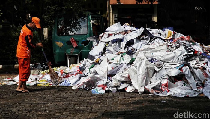 APK Pemilu di Jakarta Utara Ditertibkan Petugas Satpol PP dan PPSU melakukan penertiban alat peraga kampanya (APK) di kawasan Kelurahan Sunter Jaya, Jakarta Utara, Senin (12/2/2024).