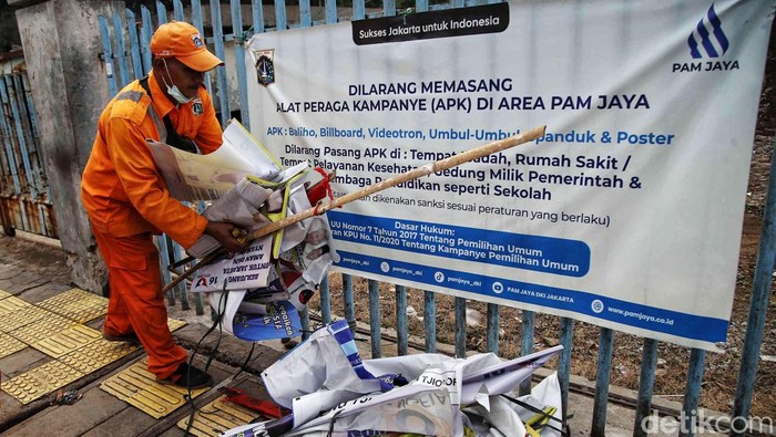 Petugas Satpol PP dan PPSU melakukan penertiban alat peraga kampanya (APK) di kawasan Kelurahan Sunter Jaya, Jakarta Utara, Senin (12/2/2024).