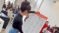 Sebelum mencoblos Cinta Laura membuka surat suara untuk memastikan tidak rusak. Foto: dok. Instagram Cinta Laura