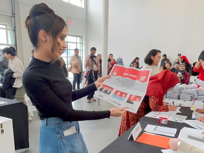 Artis nyoblos di luar negeri.